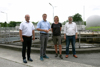 Bürgermeister von Braunau Johannes Waidbacher (Obmann RHV Braunau), Landesrat Stefan Kaineder, Biologin Claudia Huber-Nowak (RHV Braunau) und Geschäftsführer Hermann Lettner-Hauser (RHV Braunau) stehen im Freien vor einer Kläranlage.