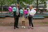 HR Mag. Dr. Alfred Klampfer und LH-Stv. Mag.a Christine Haberlander, zwischen ihnen das Schulkind Eva, auf dem OK-Platz in Linz, jeder von ihnen hält zwei Luftballons