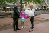 HR Mag. Dr. Alfred Klampfer und LH-Stv. Mag.a Christine Haberlander, zwischen ihnen das Schulkind Eva, auf dem OK-Platz in Linz, jeder von ihnen hält zwei Luftballons