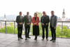 HR Mag. Dr. Alfred Klampfer, B. A., Peter Eiselmair, MAS, MSc,  LH-Stv.in Mag.a Christine Haberlander, Diplompsychologe Georg Milzner, OSR Erwin Bindreiter stehen auf der Terrasse des Linzer Schlosses, dahinter die Linzer Skyline.