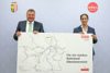 LR Mag. Günther Steinkellner & Vorständin der ÖBB-Infrastruktur AG DIin Judith Engel, MBA, MSc, MSc stehen nebeneinander vor einer Wand und halten gemeinsam eine Tafel mit der Aufschrift „Für ein starkes Bahnland Oberösterreich“ hoch