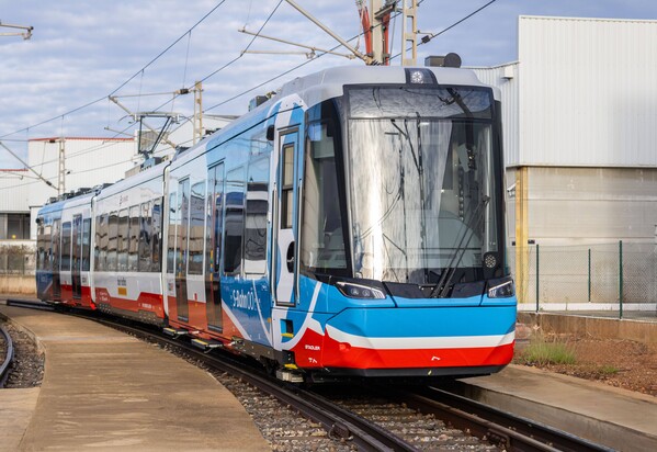 Vorderansicht der neuen TramTrain in den Farben blau, rot und weiß und mit dem Schriftzug S-Bahn OÖ.