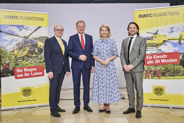 Mag. Karl Pramendorfer – Präsident ÖAMTC Oberösterreich, Landeshauptmann Mag. Thomas Stelzer, Gesundheitslandesrätin und LH-Stv.in Mag.a Christine Haberlander, Marco Trefanitz - Geschäftsführer ÖAMTC Flugrettung – Christophorus Flugrettungsverein (CFV) bei der Pressekonferenz zum 24/7 Notarzthubschrauber. 
