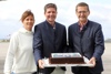 Wirtschafts- und Sport-Landesrat Markus Achleitner überreichte Oliver Glasner eine Fußball-Torte – v.l.: Bettina und Oliver Glasner mit Landesrat Achleitner.