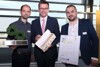 v.l.: Simeon Gavrailov, Cupffee, Wirtschafts- und Forschungs-Landesrat Markus Achleitner, Miroslav Zapryanov, Cupffee (Gewinner der Kategorie Product oft he year 2019 – Kleinunternehmen)