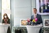 Monika Tonner-Fiechtl und Landesrat Markus Achleitner bei der Pressekonferenz an Stehtischen mit Mikrofonen, im Hintergrund Poster, auf denen jeweils Speisen oder Beschäftigte in der Gastronomie abgebildet und die mit dem Wort GASTjobs beschriftet sind
