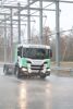 Der Versuchs- und Forschungs-LKW Hödlmayr in voller Fahrt auf der neuen und europaweit einzigartigen Beregnungsanlage der Digitrans-Teststrecke für automatisiertes Fahren in St. Valentin.