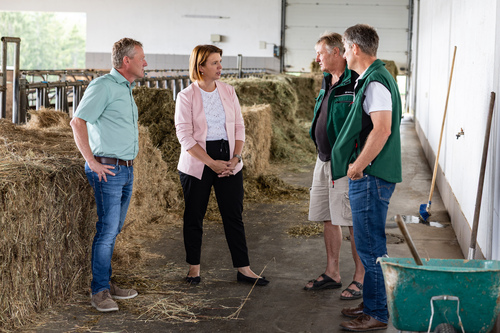 Der Hof der Familie Friesenecker in Neumarkt im Mühlkreis erhält eine der ersten dringend benötigten Futterlieferungen.