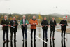 Direktor Dipl.-Ing. Martin Pöcheim, Geschäftsführer der Schiene OÖ GmbH, Dipl.-Ing. Herbert Kubasta, Freistadts Bürgermeister Christian Gratzl, Landesrat für Infrastruktur und Mobilität Mag. Günther Steinkellner, Stadtrat Mag. Rainer Widman, Stadtrat Mag. Harald Schuh und der Leiter der Abteilung Straßenneubau und -erhaltung Dipl.-Ing. Christian Dick durchschneiden das Band zur Eröffnung der Park-and-Ride-Anlage und Park-and-Drive-Anlage Freistadt Süd.