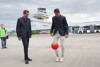 v.l.: Wirtschafts- und Sport-Landesrat Markus Achleitner und Oliver Glasner, der den OÖ-Ball testet.