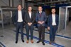 Franz Almhofer-Amering, Christian Schäfer, Landesrat Markus Achleitner und Thomas Bergthaller stehen nebeneinander in einer Betriebshalle
