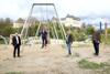 Mag. Werner Kreisl, Landesrat Markus Achleitner, Rainer Barth und Klaus Prinz auf einem Spielplatz mit vielen teilweise großen Spielgeräten,  im Hintergrund Schloss Greinburg 