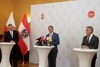 Bundesminister Karl Nehammer, Landesrat Markus Achleitner und Staatssekretär Dr. Magnus Brunnerbei der Pressekonferenz im Linzer Landhaus, jeder an einem Stehtisch