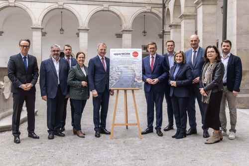 Im Bild die Teilnehmerinnen und Teilnehmer der Pressekonferenz im Innenhof des Landhauses.