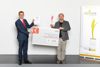 Landesrat Markus Achleitner und Martin Kunze halten Preis und Urkunde hoch, Rollplakat mit Aufschrift Edison der Preis