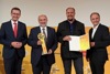 Landesrat Markus Achleitner, Mag. Reinhold Prinz mit Preis, Christoph König mit Urkunde sowie DI Dr. Gerhard Dell stehen nebeneinander, dahinter auf einer Wand Logos des Energiesparverbandes, von Solar Champion 2021, Tips und Oberösterreich-Logo