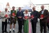 Hubert Koller, Gerhard Gründl, Landesrat Markus Achleitner, Maria Pachner, Andreas Moser und Gerhard Gollner, jeder mit einer Skulptur in Händen, stehen nebeneinander auf dem Stadtplatz, im Hintergrund Messestände, Häuserzeile