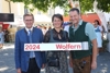 Wirtschafts- und Raumordnungs-Landesrat Markus Achleitner, Bürgermeisterin Margot Zahrer, Eitzing, und Bürgermeister Karl Mayr, Wolfern, Zahrer hält ein Band mit der Aufschrift 2024 Wolfern in Händen.