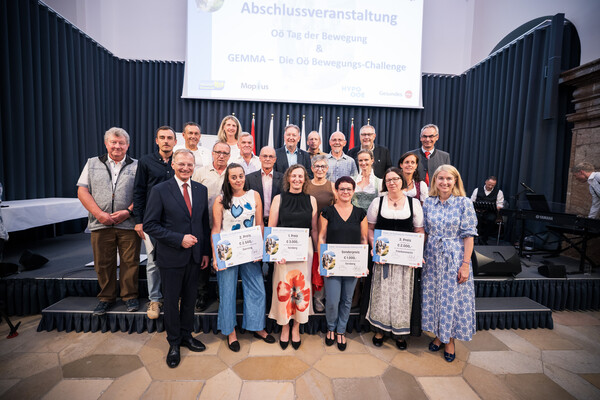 LH-Thomas Stelzer und LH-Stv. Christine Haberlander mit Vertretern der Top-3-Gemeinden der Kategorie Gemeinden mit weniger als 3.000 Einwohnerinnen und Einwohnern.
