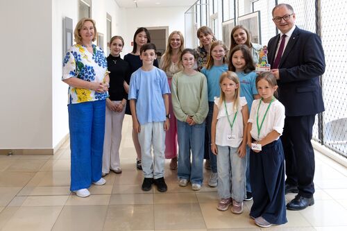 Landesrat Mag. Martin Winkler und Kinder- und Jugendanwältin des Landes OÖ Mag.a Christine Winkler-Kirchberger mit den Poxrucker Sisters und Liberto 2026-Preisträger/innen: Schüler/innen des Akademischen Gymnasiums Linz, der MMS Eggelsberg, der MS St. Georgen/Gusen und der VS Palting.