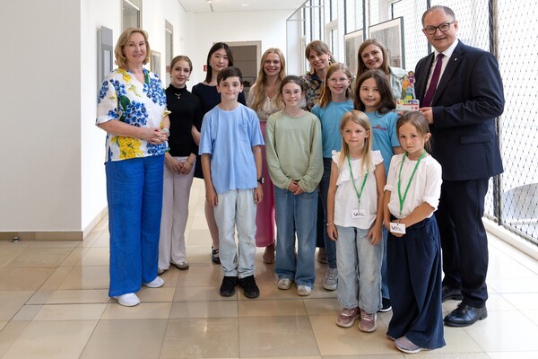 Landesrat Mag. Martin Winkler und Kinder- und Jugendanwältin des Landes OÖ Mag.a Christine Winkler-Kirchberger mit den Poxrucker Sisters und Liberto 2026-Preisträger/innen: Schüler/innen des Akademischen Gymnasiums Linz, der MMS Eggelsberg, der MS St. Georgen/Gusen und der VS Palting.