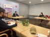 Landeshauptmann-Stellvertreter Dr. Manfred Haimbuchner, eine Journalistin und ein Journalist sitzen - jeweils an einem Tisch - in einem Konferenzraum