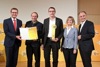 Landesrat Markus Achleitner und Johann Lettner halten eine Urkunde, Dr. Alexander Rabengruber mit Preis in Händen, Mag.a Christiane Egger und DI Dr. Gerhard Dell stehen nebeneinander, dahinter auf einer Wand Logos des Energiesparverbandes  und von Solar Champion 2021