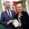 Außenministerin a. D. und EU-Kommissarin a. D. Benita Ferrero-Waldner mit Landeshauptmann Mag. Thomas Stelzer bei der Buchpräsentation im Landhaus in Linz.