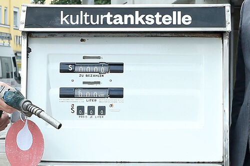 Tanksäule und Zapfhahn mit Aufschrift Kulturtankstelle