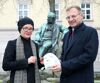 Landeshauptmann Mag. Thomas Stelzer und Mag.a Dr.in Petra-Maria Dallinger (Direktorin StifterHaus und Leiterin Adalbert-Stifter-Institut) vor dem Stifter-Denkmal an der Promenade in Linz