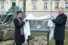 Landeshauptmann Mag. Thomas Stelzer und Mag.a Dr.in Petra-Maria Dallinger (Direktorin StifterHaus und Leiterin Adalbert-Stifter-Institut) vor dem Stifter-Denkmal an der Promenade in Linz