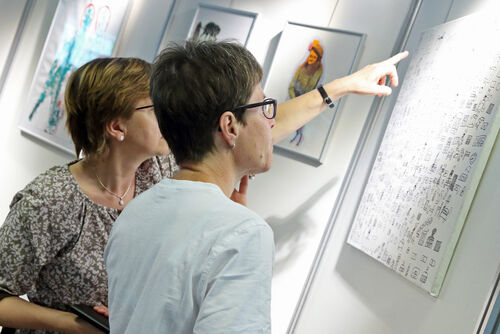 Zwei Frauen beim Betrachten der Ausstellung