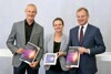 v.l.: Mag. (FH) Reinhard HAIDER (E-Government-Beauftragter des OÖ Gemeindebundes), Dr.in Bettina WILLIGER (Fraunhofer-Gesellschaft Nürnberg) und Landeshauptmann Mag. Thomas Stelzer