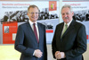 Landeshauptmann Mag. Thomas Stelzer und Landtagspräsident KommR Viktor Sigl bei der heutigen Pressekonferenz und vor den Schautafeln der neuen Ausstellung „100 Jahre Oberösterreich“ im Landhaus-Durchgang