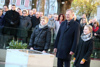 Landeshauptmann Mag. Thomas Stelzer mit den Kindern Rosalie Nova und Levin Börner vor dem Gedenkstein