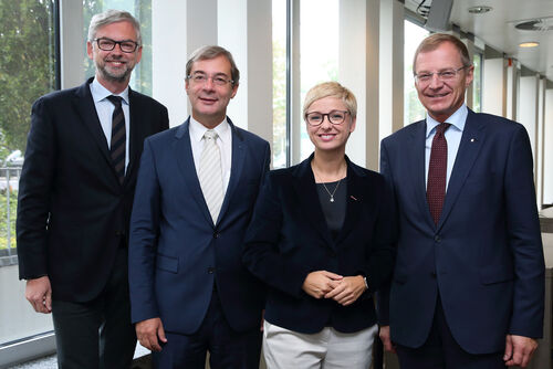 Landeshauptmann-Stellvertreter Dr. Michael Strugl, Präsident der Industriellenvereinigung OÖ Dr. Axel Greiner, Präsidentin der OÖ Wirtschaftskammer Mag.a Doris Hummer und Landeshauptmann Mag. Thomas Stelzer