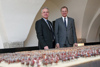 Landeshauptmann Mag. Thomas Stelzer (re.) und Bürgermeister Franz Stefan Karlinger mit der „Mules of Marius“ – einer 6.000 Mann starken Zinnfigurenlegion