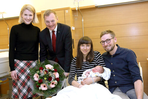 Landeshauptmann Mag. Thomas Stelzer und Landeshauptmann-Stellvertreterin Mag.a Christine Haberlander, das Neujahrsbaby Luisa mit den Eltern Martina und Gunther