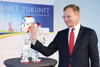 Landeshauptmann Mag. Thomas Stelzer mit humanoiden NAO-Roboter