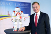 Landeshauptmann Mag. Thomas Stelzer mit humanoiden NAO-Roboter