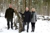 Bezirksförster Klaus Miesbauer, Landesrat Max Hiegelsberger und Landesforstdirektorin Elfriede Moser (v.l.) verschaffen sich vor Ort einen Überblick über die Schneebruch-Schäden