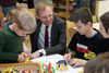 Landeshauptmann Mag. Thomas Stelzer mit ein paar Kinder