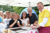 Landeshauptmann Thomas Stelzer besuchte heute Nachmittag das integrative Feriencamp in St. Oswald bei Freistadt und verteilte dabei Eis an die Kinder.