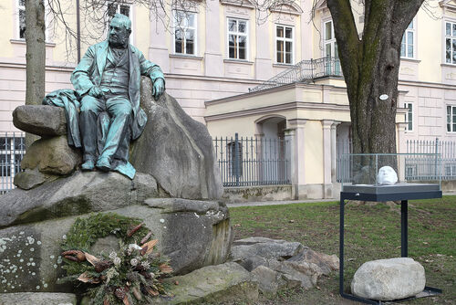 Das Stifter-Denkmal und die neu aufgestellte Glasvitrine mit Stifters Totenmaske und Texten