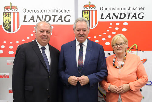 Bildbeschreibung: Zweiter Landtagspräsident DI Dr. Adalbert Cramer, Landtagspräsident KommR Viktor Sigl und Dritte Landtagspräsidentin Gerda Weichsler-Hauer vor zwei Rollups des Oö. Landtags.