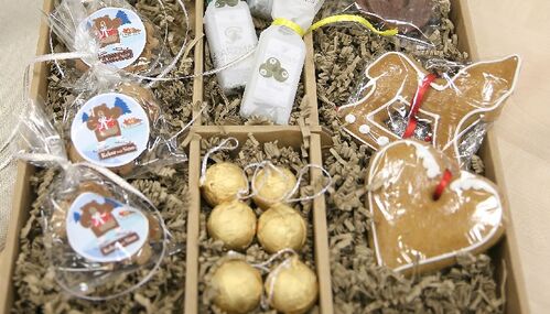 Weihnachtsschokokugel und verpackter Lebkuchen vom Genussland OÖ 