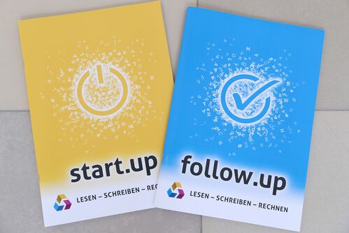 Unterrichtshefte FOLLOW.UP und START.UP nebeneinander liegend