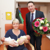 Frau Hofinger mit den Zwillingen Vivien und Mia 