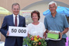 Landeshauptmann Thomas Stelzer mit dem 50.000 Besucher Hans Gunsing aus Heemskirk (Holland) und dessen Gattin Jose