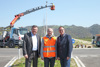 v. l.: Landesrat Mag. Günther Steinkellner, Ing. Harald Pachler (Straßenmeisterei St. Martin/Abt. Brücken- und Tunnelbau) und LAbg. Günter Pröller bei der Besichtigung des Kreisverkehrs in Feldkirchen